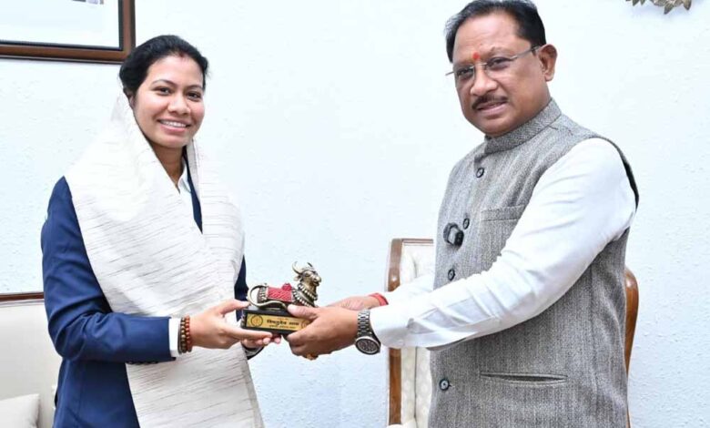 वर्ल्ड कप विजेता भारतीय महिला क्रिकेट टीम की फिजियोथेरेपिस्ट आकांक्षा सत्यवंशी ने मुख्यमंत्री से की मुलाकात वर्ल्ड कप विजेता भारतीय महिला क्रिकेट टीम की फिजियोथेरेपिस्ट आकांक्षा सत्यवंशी ने मुख्यमंत्री से की मुलाकात