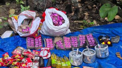 नक्सलियों को बड़ा झटका: पुलिस ने तीन जंगलों से भारी मात्रा में विस्फोटक बरामद किए नक्सलियों को बड़ा झटका: पुलिस ने तीन जंगलों से भारी मात्रा में विस्फोटक बरामद किए