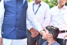 पैरों से चित्र उकेरने वाली पूनम बिटिया के जीवन में मुख्यमंत्री ने भरी नई उम्मीद- अब विशेष विद्यालय में मिलेगा शिक्षण और छात्रवृत्ति