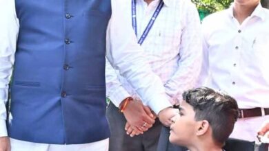 पैरों से चित्र उकेरने वाली पूनम बिटिया के जीवन में मुख्यमंत्री ने भरी नई उम्मीद- अब विशेष विद्यालय में मिलेगा शिक्षण और छात्रवृत्ति