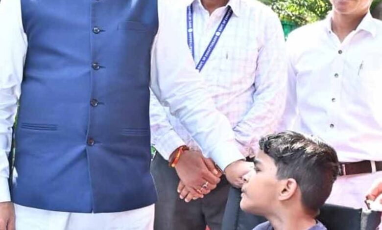 पैरों से चित्र उकेरने वाली पूनम बिटिया के जीवन में मुख्यमंत्री ने भरी नई उम्मीद- अब विशेष विद्यालय में मिलेगा शिक्षण और छात्रवृत्ति पैरों से चित्र उकेरने वाली पूनम बिटिया के जीवन में मुख्यमंत्री ने भरी नई उम्मीद- अब विशेष विद्यालय में मिलेगा शिक्षण और छात्रवृत्ति