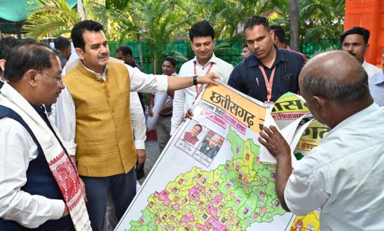 पेंटर शिवकुमार निराला ने मुख्यमंत्री विष्णु देव साय को भेंट किया विशिष्ट ‘राजनीतिक मानचित्र’