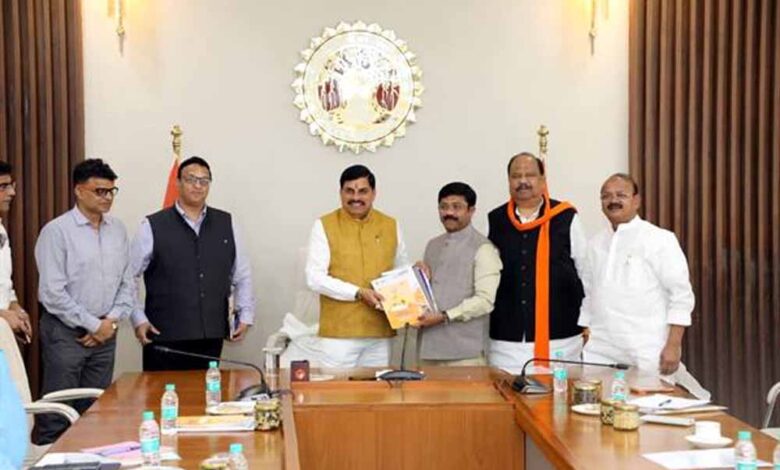 मुख्यमंत्री डॉ. यादव से उत्तरप्रदेश सरकार के मंत्री श्री गुप्ता ने की सौजन्य भेंट