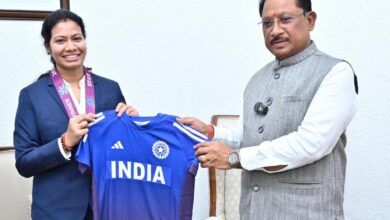 रायपुर : वर्ल्ड कप विजेता भारतीय महिला क्रिकेट टीम की फिजियोथेरेपिस्ट आकांक्षा सत्यवंशी ने मुख्यमंत्री से की मुलाकात