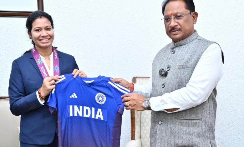 रायपुर : वर्ल्ड कप विजेता भारतीय महिला क्रिकेट टीम की फिजियोथेरेपिस्ट आकांक्षा सत्यवंशी ने मुख्यमंत्री से की मुलाकात