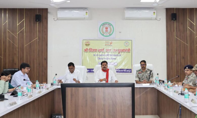 रायपुर : उपमुख्यमंत्री  विजय शर्मा ने बीजापुर में नक्सल उन्मूलन एवं अंदरूनी क्षेत्रों में विकास कार्यों की ली समीक्षा