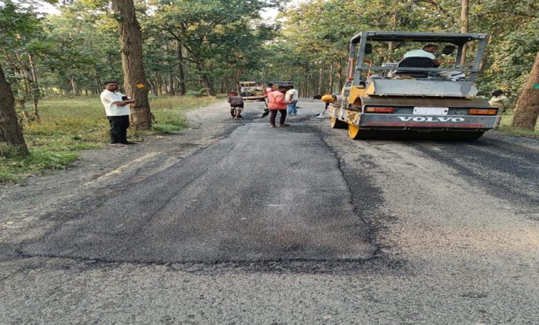 रायपुर : उप मुख्यमंत्री की घोषणा के अनुरूप कारीआम-बसंतपुर मार्ग और गौरेला-वेंकटनगर मार्ग में तेजी से चल रहा है बीटी पेच रिपेयर का कार्य रायपुर : उप मुख्यमंत्री की घोषणा के अनुरूप कारीआम-बसंतपुर मार्ग और गौरेला-वेंकटनगर मार्ग में तेजी से चल रहा है बीटी पेच रिपेयर का कार्य