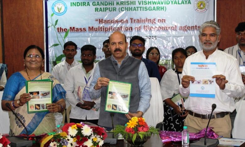 रायपुर : फसलों में बीमारियों के नियंत्रण के लिए जैव नियंत्रकों का उपयोग करें : डॉ. चंदेल