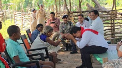 रायपुर : नक्सल लीडरों के परिजनों से मुलाकात कर उपमुख्यमंत्री ने की पुनर्वास की अपील रायपुर : नक्सल लीडरों के परिजनों से मुलाकात कर उपमुख्यमंत्री ने की पुनर्वास की अपील