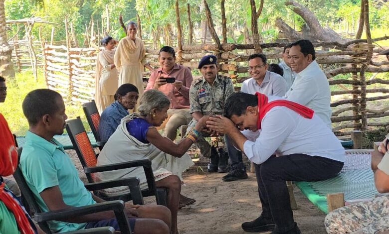 रायपुर : नक्सल लीडरों के परिजनों से मुलाकात कर उपमुख्यमंत्री ने की पुनर्वास की अपील