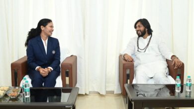 रायपुर : भारतीय महिला क्रिकेट टीम की फिजियोथैरेपिस्ट आकांक्षा सत्यवंशी ने की मंत्री एवं सतनामी समाज के गुरु खुशवंत साहेब से सौजन्य भेंट