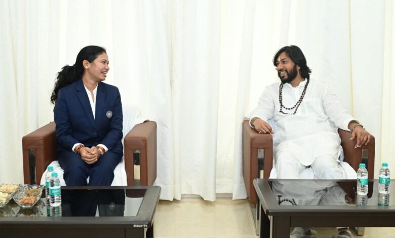 रायपुर : भारतीय महिला क्रिकेट टीम की फिजियोथैरेपिस्ट आकांक्षा सत्यवंशी ने की मंत्री एवं सतनामी समाज के गुरु खुशवंत साहेब से सौजन्य भेंट रायपुर : भारतीय महिला क्रिकेट टीम की फिजियोथैरेपिस्ट आकांक्षा सत्यवंशी ने की मंत्री एवं सतनामी समाज के गुरु खुशवंत साहेब से सौजन्य भेंट