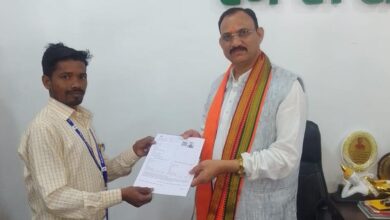 रायपुर : स्वास्थ्य मंत्री  श्याम बिहारी जायसवाल को बीएलओ ने सौंपा ईएफ फॉर्म