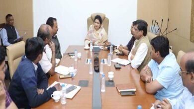 विकास कार्यों में तेजी लाएं, जनता को मिले सीधा लाभ : राज्यमंत्री श्रीमती गौर