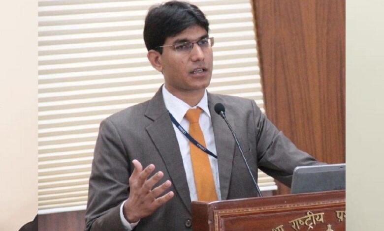 मुरैना कलेक्टर ने दिखाया सख्ती, मीटिंग में समय पर न पहुंचे 13 कर्मचारियों को सस्पेंड किया