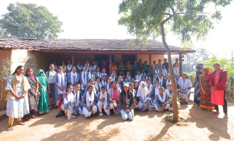 ज्ञान पर्यटन में छात्राओं ने जाना ग्रामीण जीवन का सार