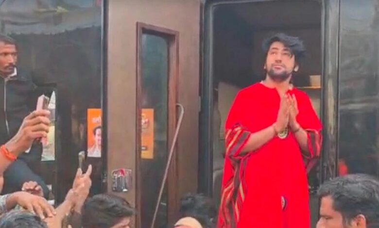 पीठाधीश्वर पंडित धीरेंद्र शास्त्री दिल्ली से वृंदावन पदयात्रा कर बागेश्वर धाम पहुंचे, श्रद्धालुओं ने किया भव्य स्वागत