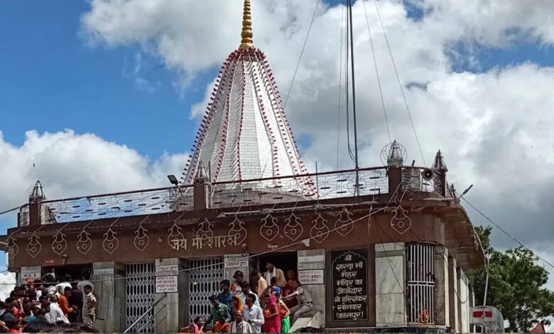 मां शारदा मंदिर में चोरी: 2kg चांदी के छत्र और सोने के नथ गायब, पुजारी पर शक