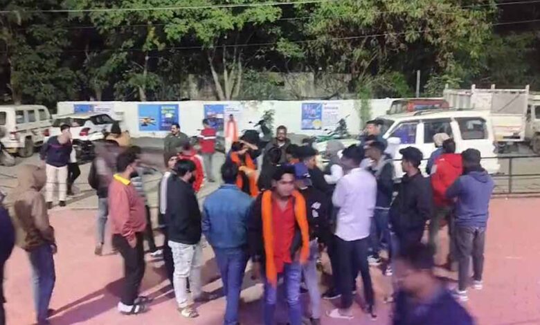 न्यायधानी में धर्मांतरण की आशंका: आवास में प्रार्थना सभा कर रहा SECL कर्मचारी हिरासत में न्यायधानी में धर्मांतरण की आशंका: आवास में प्रार्थना सभा कर रहा SECL कर्मचारी हिरासत में