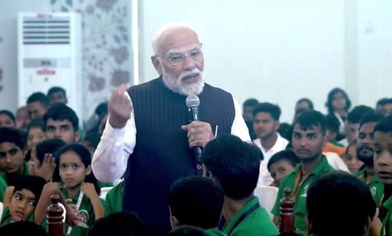 सत्य साईं संजीवनी हॉस्पिटल में पीएम मोदी का आगमन, 2,500 बच्चों से करी  दिल की बात सत्य साईं संजीवनी हॉस्पिटल में पीएम मोदी का आगमन, 2,500 बच्चों से करी  दिल की बात