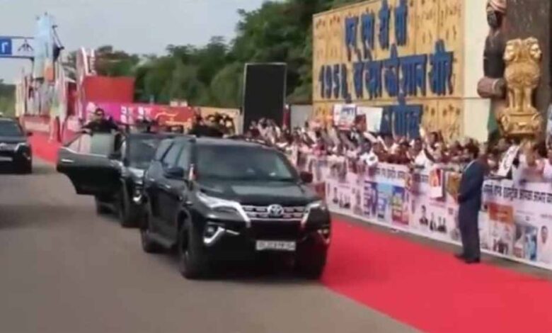 नवा रायपुर में प्रधानमंत्री मोदी का भव्य रोड शो, जनता ने उत्साह से किया स्वागत