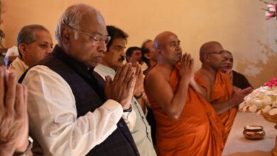 कांग्रेस अध्यक्ष मल्लिकार्जुन खरगे ने महाबोधि मंदिर में पूजा अर्चना की कांग्रेस अध्यक्ष मल्लिकार्जुन खरगे ने महाबोधि मंदिर में पूजा अर्चना की