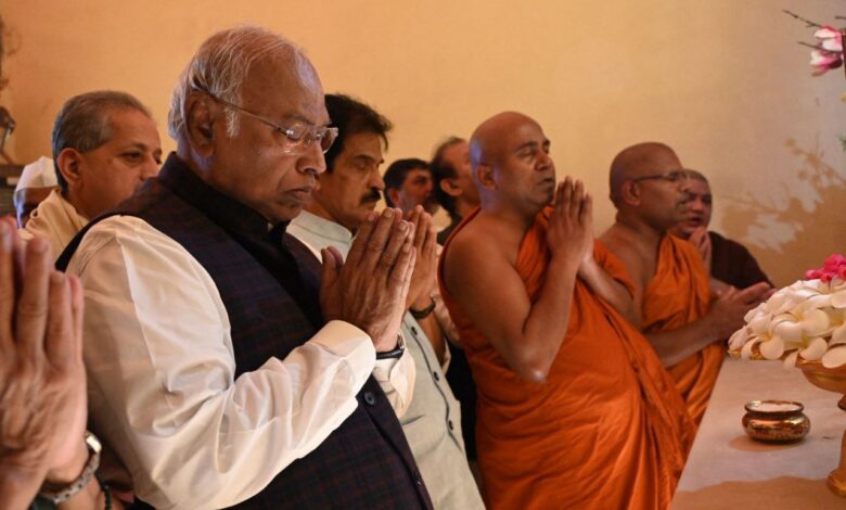 कांग्रेस अध्यक्ष मल्लिकार्जुन खरगे ने महाबोधि मंदिर में पूजा अर्चना की