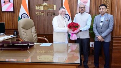 देवघर एम्स के कार्यकारी निदेशक डॉ. नितिन एम.गंगने ने राज्यपाल से की मुलाकात