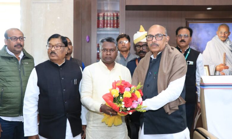 घाटशिला के नवनिर्वाचित विधायक सोमेश सोरेन को दिलाई गई शपथ