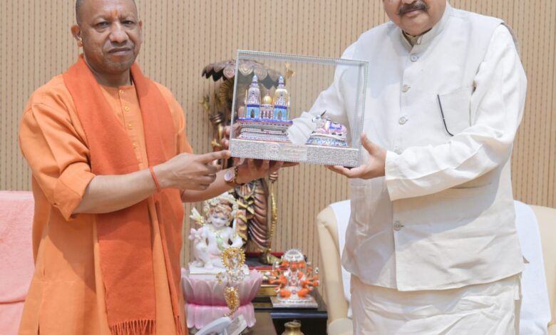 उत्तराखंड: कैबिनेट मंत्री सतपाल महाराज ने की यूपी के मुख्यमंत्री योगी आदित्यनाथ से भेंट