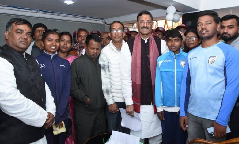 रक्षा राज्यमंत्री संजय सेठ ने अंतर्राष्ट्रीय फुटबॉल खिलाड़ी दिव्यानी लिंडा को हरसंभव मदद का दिया आश्वासन रक्षा राज्यमंत्री संजय सेठ ने अंतर्राष्ट्रीय फुटबॉल खिलाड़ी दिव्यानी लिंडा को हरसंभव मदद का दिया आश्वासन