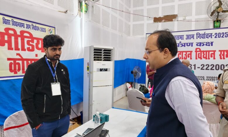 गया के डीएम ने जिला नियंत्रण कक्ष का किया निरिक्षण