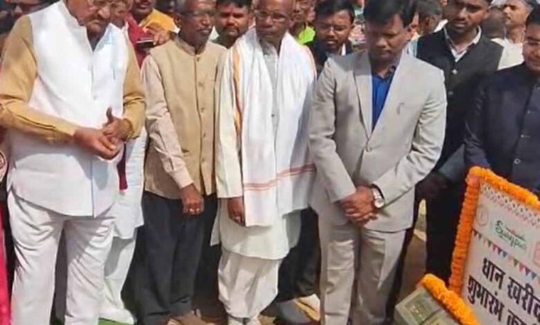 छत्तीसगढ़ में धान खरीदी शुरू: खाद्य मंत्री बघेल ने पूजा-अर्चना कर दी प्रक्रिया को हरी झंडी छत्तीसगढ़ में धान खरीदी शुरू: खाद्य मंत्री बघेल ने पूजा-अर्चना कर दी प्रक्रिया को हरी झंडी