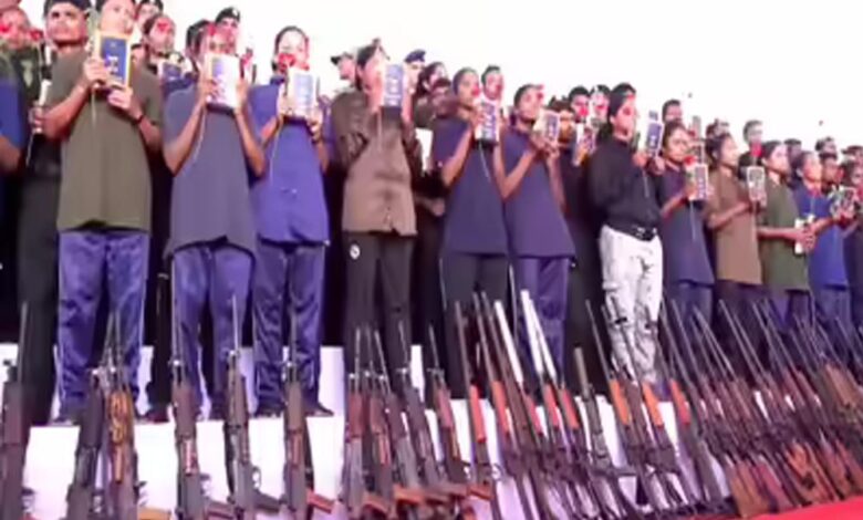 जगदलपुर : नई राह-माओवाद वर्दी की जगह अब होटल की यूनिफॉर्म, नई जिंदगी की शुरुआत जगदलपुर : नई राह-माओवाद वर्दी की जगह अब होटल की यूनिफॉर्म, नई जिंदगी की शुरुआत