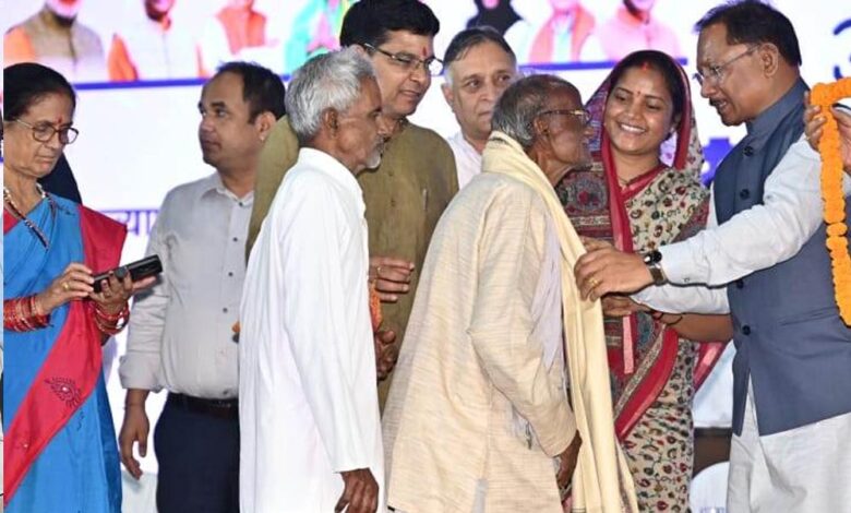 विशेष लेख : वरिष्ठ नागरिकों के सम्मान, सुरक्षा और कल्याण के लिए प्रतिबद्ध – छत्तीसगढ़ का आदर्श मॉडल विशेष लेख : वरिष्ठ नागरिकों के सम्मान, सुरक्षा और कल्याण के लिए प्रतिबद्ध – छत्तीसगढ़ का आदर्श मॉडल