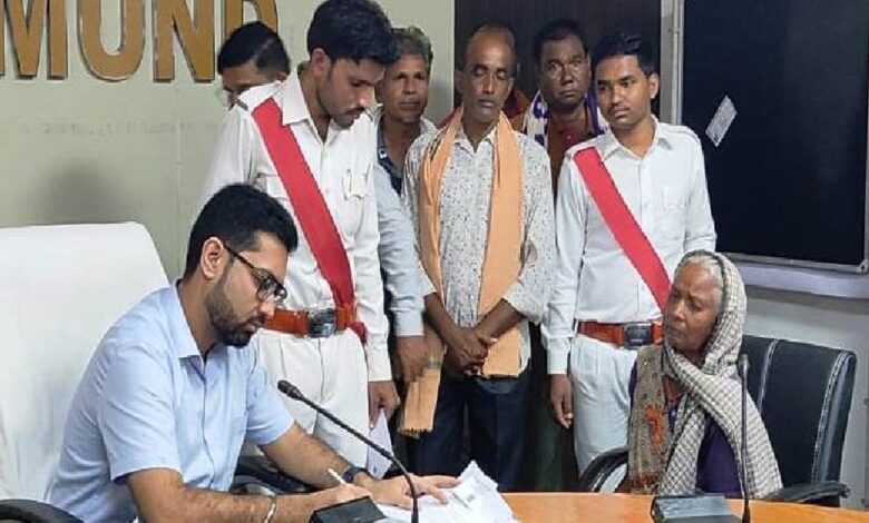 महासमुंद : कलेक्टर  लंगेह ने जन चौपाल में सुनी लोगों की समस्याएं, दिए निराकरण के निर्देश