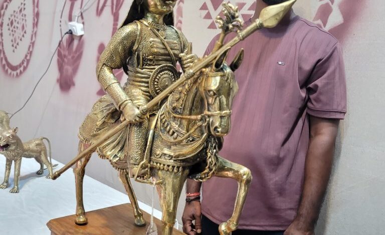 राज्योत्सव शिल्पग्राम में लोगों को आकर्षित कर रहा है राज्योत्सव शिल्पग्राम में लोगों को आकर्षित कर रहा है