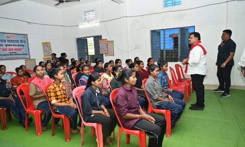 उपमुख्यमंत्री विजय शर्मा ने पुनर्वास केंद्र में पुनर्वासित युवाओं से की आत्मीय भेंट