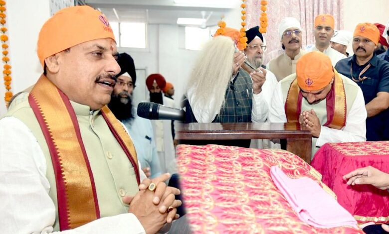 केसरिया पगड़ी में मोहन यादव ने गुरुनानक जयंती पर गुरुद्वारा में दी श्रद्धांजलि, सिक्खों के बलिदान को किया याद