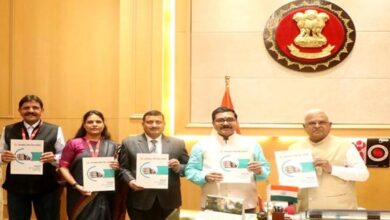 राज्यपाल  पटेल को म.प्र. लोक सेवा आयोग का 68वां वार्षिक प्रतिवेदन किया भेंट