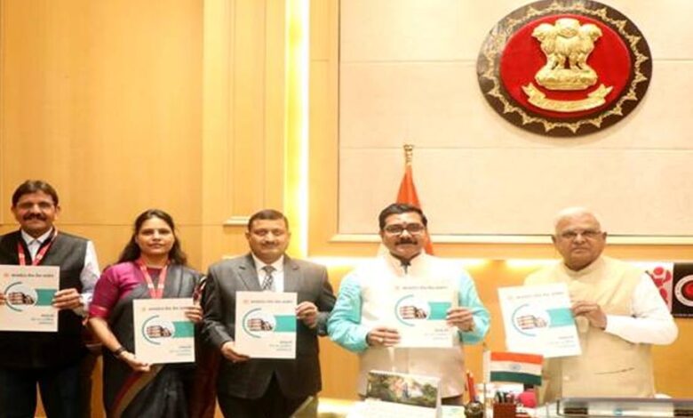 राज्यपाल  पटेल को म.प्र. लोक सेवा आयोग का 68वां वार्षिक प्रतिवेदन किया भेंट