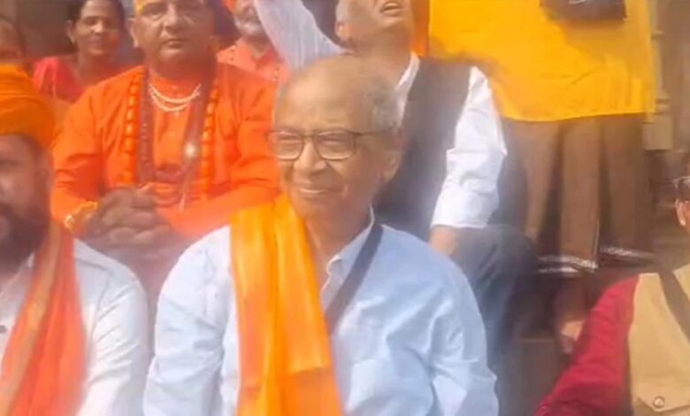 सुप्रीम कोर्ट में विवादित वकील राकेश खजुराहो पहुंचे, विष्णु मंदिर में नई मूर्ति लगाने की उठाई मांग