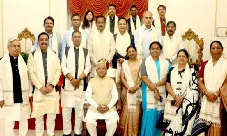 राज्यपाल  पटेल से अनुसूचित जाति, जनजाति कल्याण संबंधी संसदीय समिति ने की सौजन्य भेंट