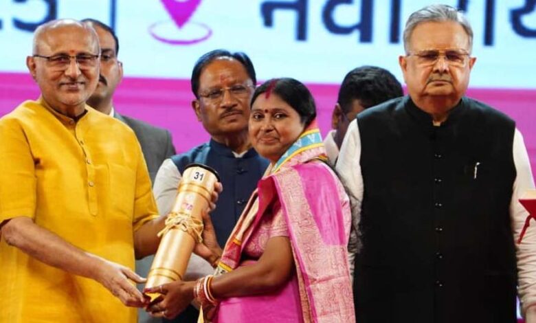 रायपुर : छत्तीसगढ रजत महोत्सव-2025 : उप राष्ट्रपति सीपी राधाकृष्णन ने छत्तीसगढ़ के 34 अलंकरण से 37 विभूतियों एवं 4 संस्थाओं को किया सम्मानित रायपुर : छत्तीसगढ रजत महोत्सव-2025 : उप राष्ट्रपति सीपी राधाकृष्णन ने छत्तीसगढ़ के 34 अलंकरण से 37 विभूतियों एवं 4 संस्थाओं को किया सम्मानित