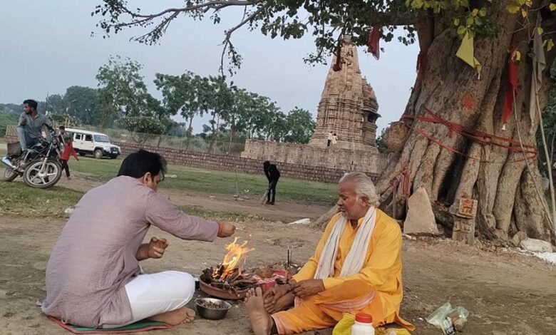 खजुराहो: जवारी मंदिर की मूर्ति विवाद पर राकेश दलाल ने मंदिर के सामने बगलामुखी हवन कर पूजा-अर्चना की