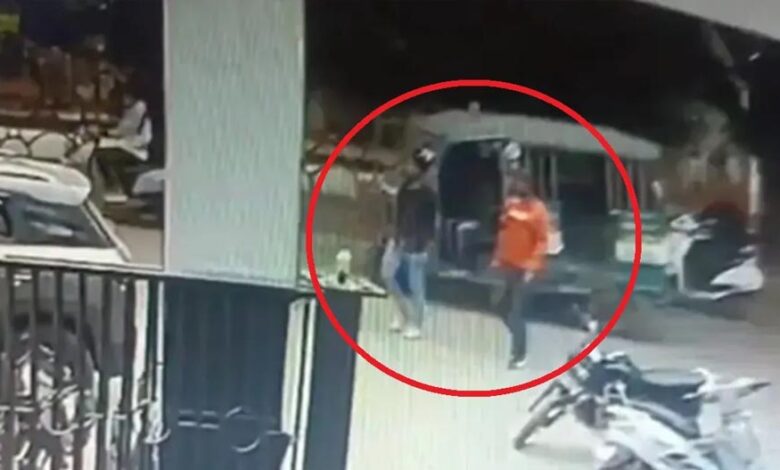 ग्वालियर में बहादुर छात्रा ने दिनदहाड़े अपहरण रोक दिया, तीन आरोपियों को पुलिस ने किया गिरफ्तार ग्वालियर में बहादुर छात्रा ने दिनदहाड़े अपहरण रोक दिया, तीन आरोपियों को पुलिस ने किया गिरफ्तार