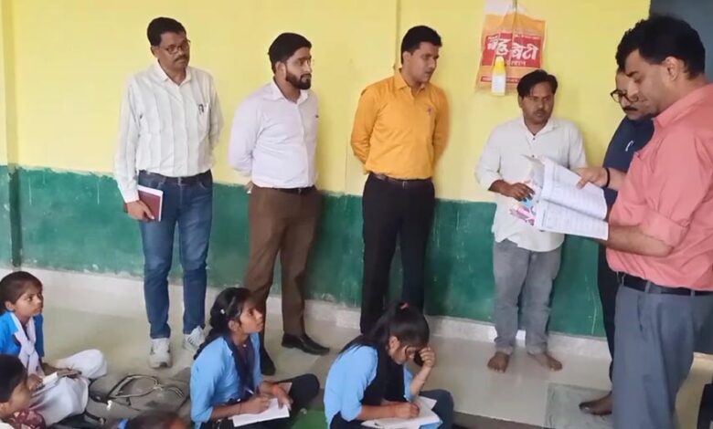 कलेक्टर पार्थ जैसवाल ने बच्चों को पढ़ाई मैथ्स, पूछा ऐसा सवाल जो सबको हैरान कर गया