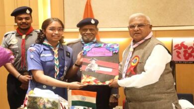राज्यपाल पटेल को भारत स्काउट्स एवं गाइड्स का बैज और स्कार्फ पहनाया राज्यपाल पटेल को भारत स्काउट्स एवं गाइड्स का बैज और स्कार्फ पहनाया