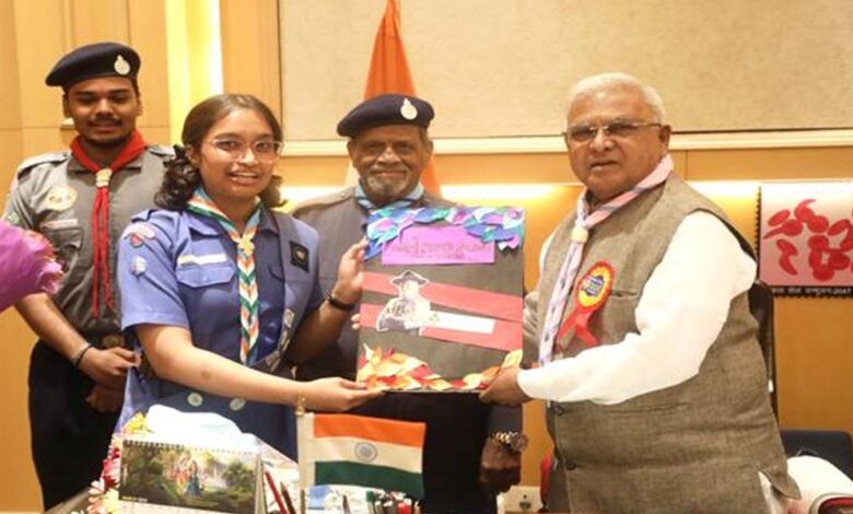 राज्यपाल पटेल को भारत स्काउट्स एवं गाइड्स का बैज और स्कार्फ पहनाया राज्यपाल पटेल को भारत स्काउट्स एवं गाइड्स का बैज और स्कार्फ पहनाया
