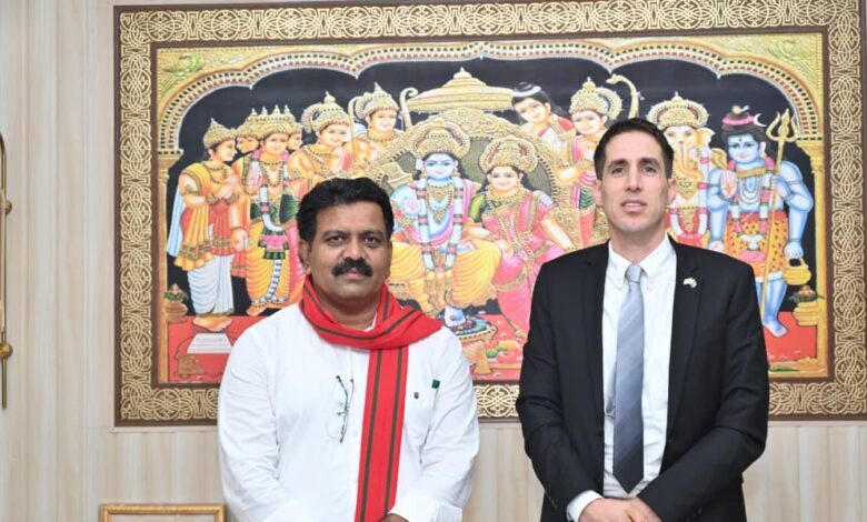 रायपुर : उपमुख्यमंत्री  विजय शर्मा से इस्राइल के आर्थिक प्रतिनिधि  यैर ओशेरॉफ की सौजन्य भेंट